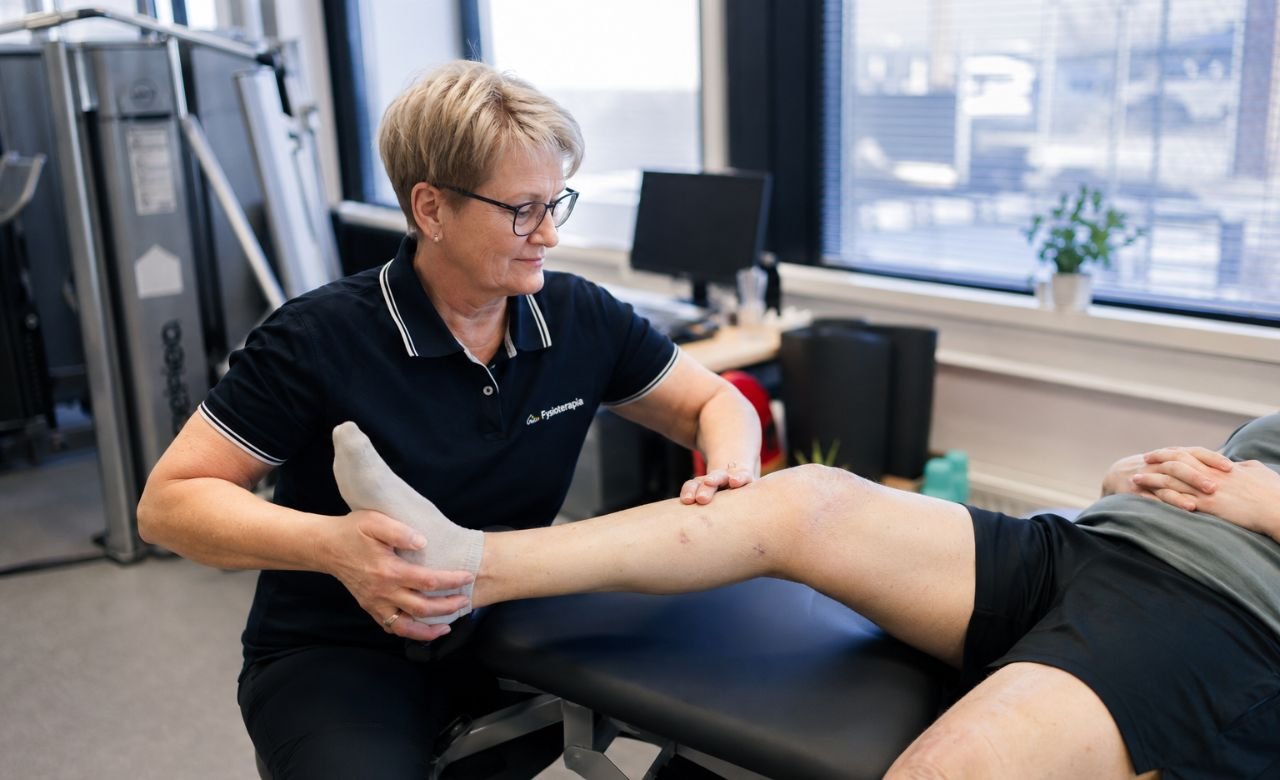 kuva suomalaisesta fysioterapeutista hoitamassa potilasta kuntoutustilanteessa.