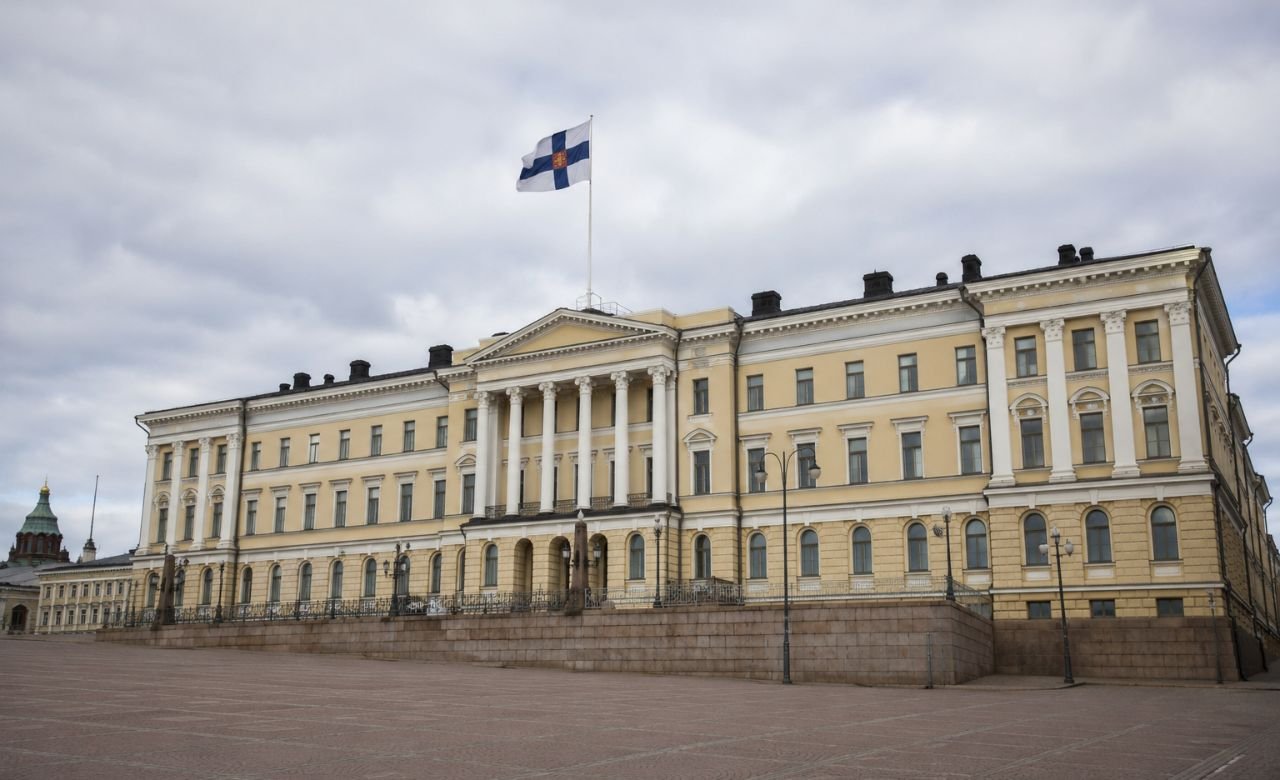 kuva Suomen presidentinlinnasta Helsingin Senaatintorilla päivänvalossa.