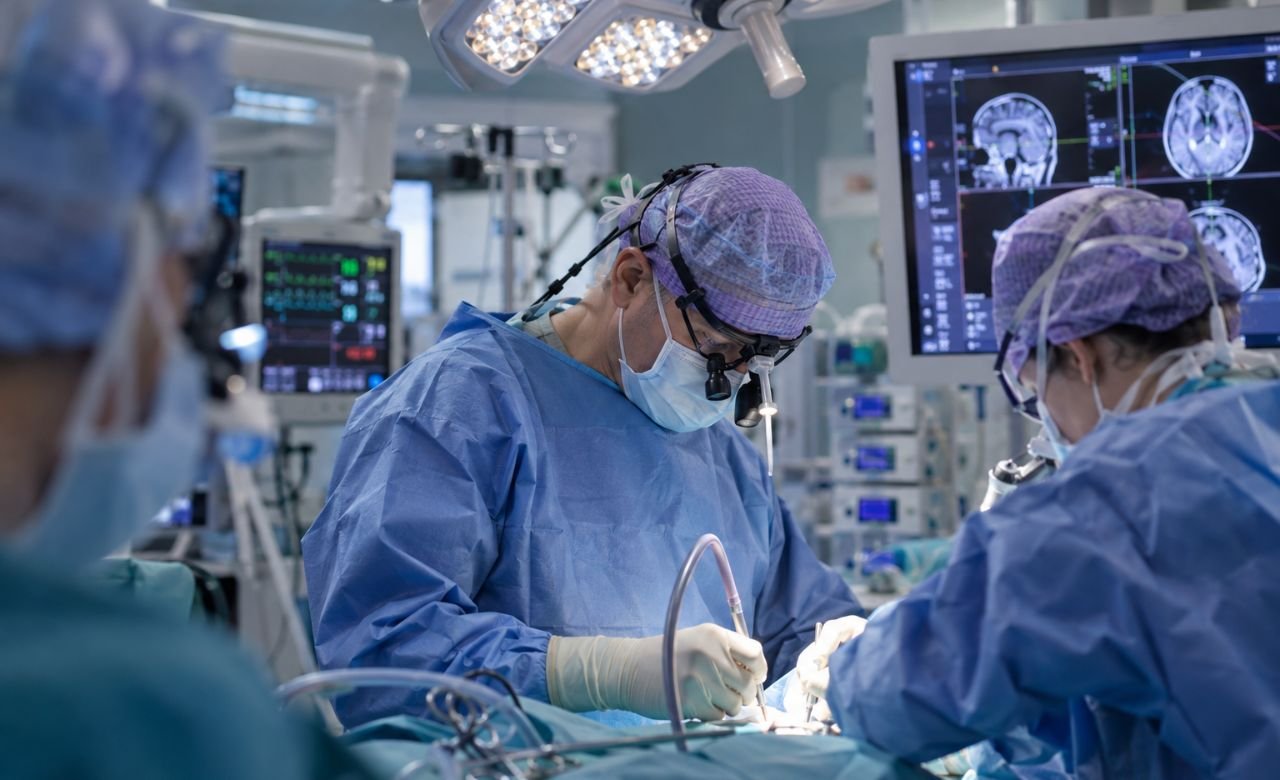 kuva neurokirurgista leikkaussalissa suojavarusteissa