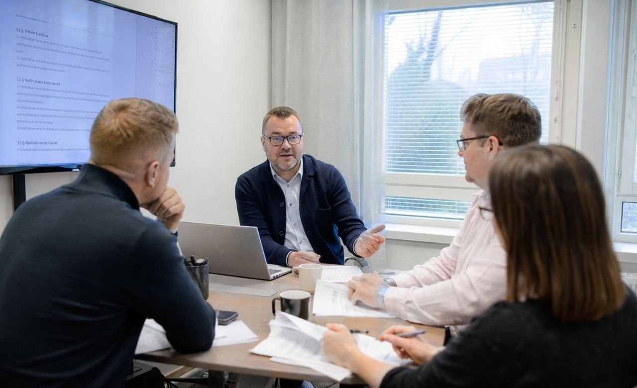 kuva isännöitsijästä taloyhtiön hallituksen kokouksessa toimistossa