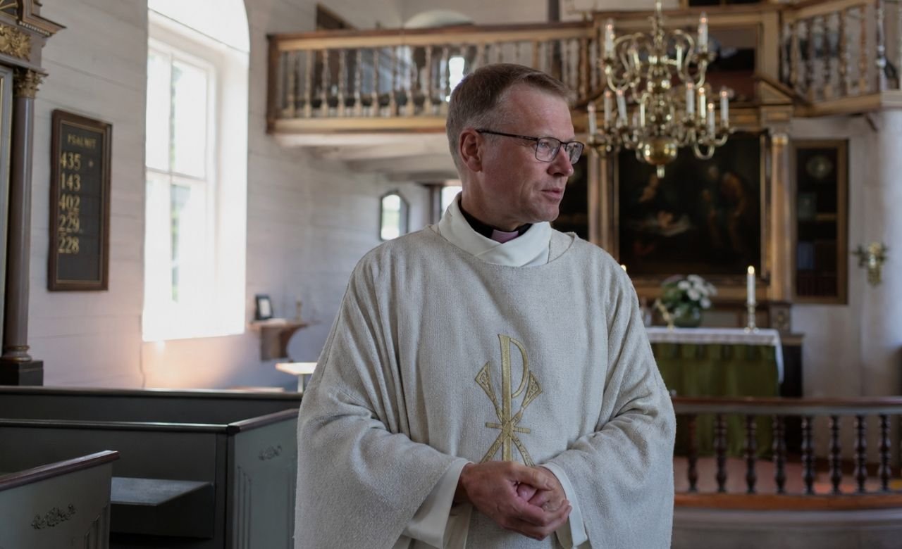 kuva papista messupuvussa suomalaisessa kirkossa
