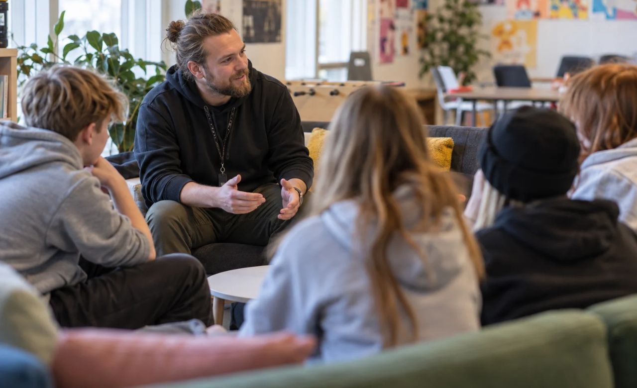 Yhteisöpedagogi ohjaamassa nuorten ryhmää nuorisotalolla
